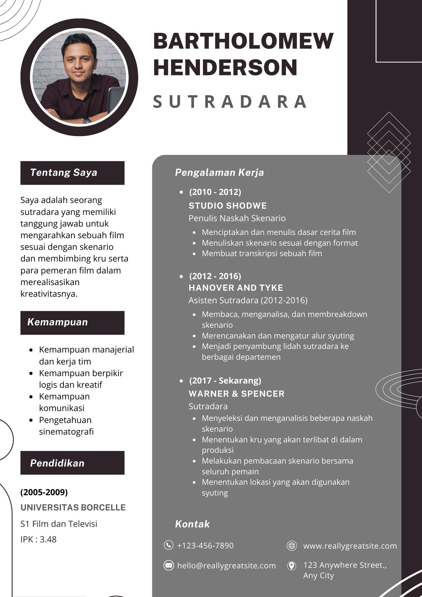 Download Template CV Keren Putih Abu Sutradara Gratis