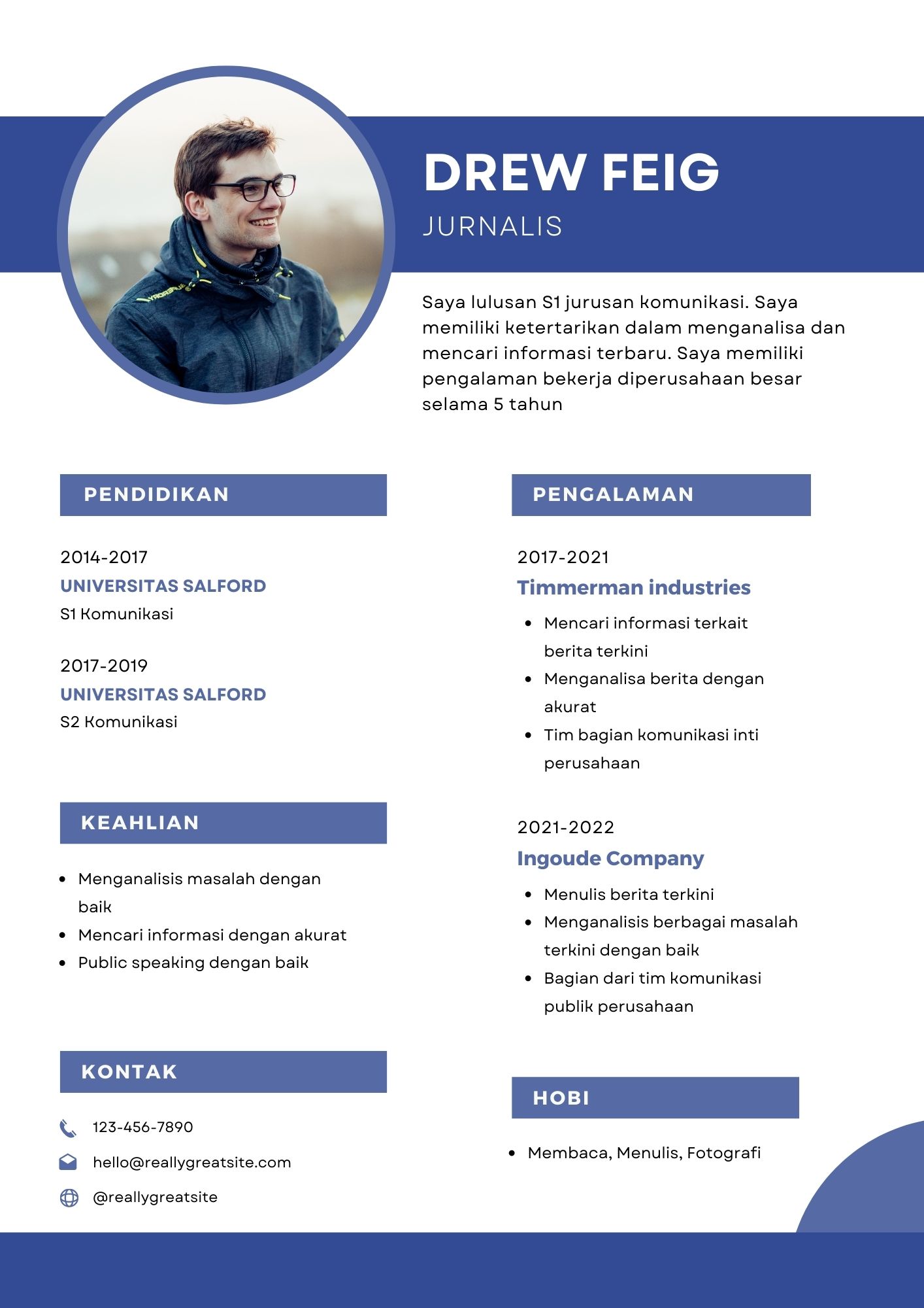 Download Template CV Keren Putih Biru Jurnalis Gratis